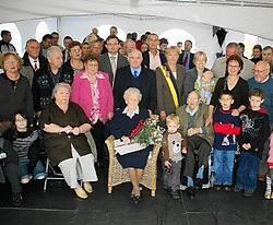 Omer Platevoet en Anna Pastorek vierden hun platina huwelijksjubileum met de hele familie.<br> Patrick Holderbeke