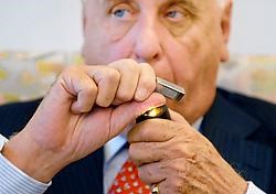 Etienne Davignon: 'Als Vlaanderen zal willen toetreden tot de Europese Unie, zal het de Conventie over de Rechten van Minderheden moeten ondertekenen en eerbiedigen. En dat houdt onder meer in dat Vlaanderen toch de bibliotheken en scholen van de Franstal