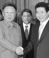 Roh Moo-hyun en Kim Jong-il schudden elkaar de hand.ap<br>