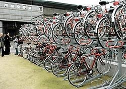 Gisteren is aan de Sint-Denijslaan het allereerste dubbeldeksfietsrek van Vlaanderen in gebruik genomen. Daarin stal je twee fietsen letterlijk boven elkaar. Dat bespaart plaats, en vooral in de omgeving van het station kan dat nuttig zijn. Gianni Barbieu