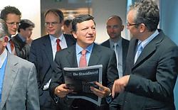 EU-Commissievoorzitter José Manuel Barroso, gisteren te gast bij De Standaard, in gesprek met algemeen hoofdredacteur Peter Vandermeersch. Tussen beiden hoofdredacteur Bart Sturtewagen, links achter Barroso Commissiewoordvoerder Johannes Laitenberger. Mic