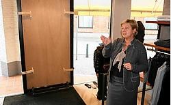 Diane Vos wil snel bijkomend beveiligen na de nieuwe ramkraak. Louis Verbraeken<br>