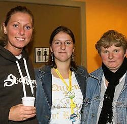Juffen Katrien Holemans, Katrien Van Limbergen en Chris Clauw haalden de kinderen uit het wespennest. Eddy Van Ranst<br>