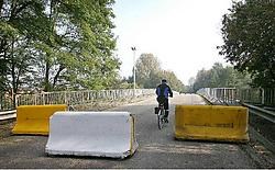 Enkel fietsers en voetgangers mogen nog over de afbrokkelende brug. Romain Eyckens<br>