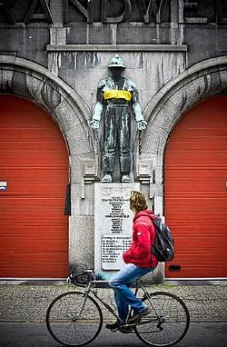 Een van de standbeelden aan de kazernemuur in de Paleisstraat kreeg een beha aangemeten. Wim Daneels