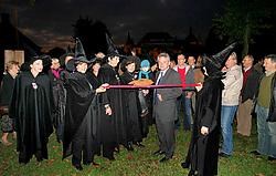 De heksen en burgemeester Ignace De Baerdemaeker openden samen met de jongste kunstenares, Jules, de 'hoedendreef'. Hendrik De Rycke<br>