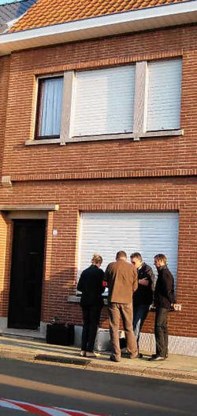 Het drama dat zich afgelopen weekend achter de muren van het rijhuis in de Singel afspeelde, had volgens sommige buurtbewoners voorkomen kunnen worden. Luc Verstraeten