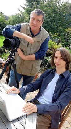Luc Bohez en zijn zoon Matthias staan samen in voor een beeldbank van het Pajottenland.Yvan De Saedeleer<br>