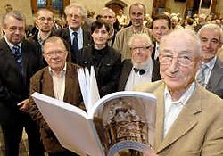 Bij de plechtige viering werd Pol Borremans gehuldigd voor zijn boek '350 jaar Broederschap van O.L.-Vrouw van Halle te Oudenaarde'. David Stockman<br>