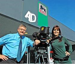 Herman Van Molle en Katja Retsin blikten een promotiefilpje in aan de AD Delhaize in Deinze. Guy Van Den Bossche<br>