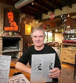 In 'tNeerhof staat mijn eigenste smoel op de achterkant van de menukaarten. En daar heb ik 'gemengde gevoelens' bij, zoals dat heet.fvv