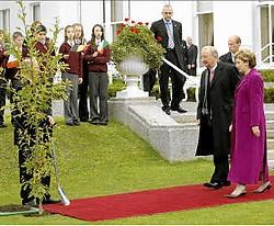 Koning Albert (l.), met de Ierse presidente Mary McAleese.pn<br>