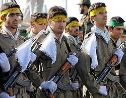 Milities van de Iraanse Revolutionaire Garde houden een parade in Teheran. ap