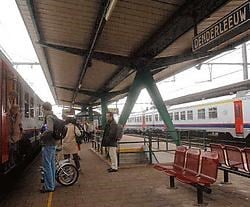 De perrons in het station van Denderleeuw zullen worden verlengd zodat de passagiers minder zullen moeten dringen.Carol Verstraete<br>