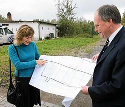 Burgemeester Jean Vandecasteele en schepen Nancy Bourgoignie bekijken op de plaats waar de nieuwe schietstand komt de plannen voor de nieuwbouw. Peter Maenhoudt<br>