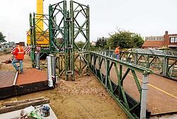 De metalen brugconstructie werd gisteren in twee stappen boven de N44 gemonteerd. Maandag kan ze worden gebruikt.Vacas<br>