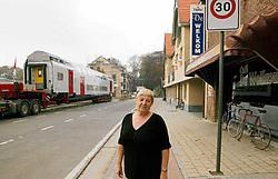Arlette Tournoy van café De Welkom kon haar ogen niet geloven: op de plaats van het vroegere tramstation vond ze gisterochtend een treinstel.