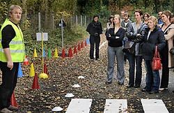 Mensen van de Vlaamse Stichting Verkeerskunde maken leerkrachten wegwijs in het nieuwe preventieproject. Paul De Malsche