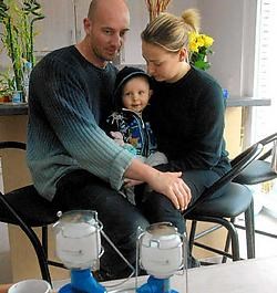 Christophe Feys en zijn vrouw verwarmen zich met gasbrandertjes maar met een zoontje van 11 maanden dreigt de situatie onhoudbaar te worden. Carol Verstraete