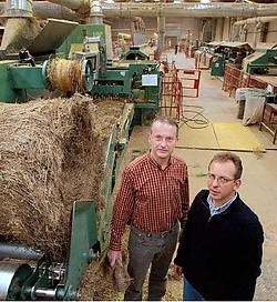 Financieel directeur Marnix Hanson (links) en commercieel directeur Michel Oosterlynck in de werkplaatsen van het Wevelgemse vlasbedrijf Albert Brille.Patrick Holderbeke<br>