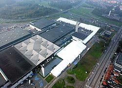 Busworld kampt duidelijk met plaatsgebrek en moest 10.000 vierkante meter tijdelijke hallen laten bijbouwen. Patrick Holderbeke