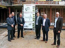 De ondertekening van de overeenkomst tussen gemeente, OCMW en rusthuis geeft de garantie dat er voor ouderen een complete zorgcampus wordt gebouwd. Mine Dalemans<br>