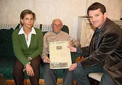 Jozef Van Saene met zijn kleindochter Nathalie Houtmeyers krijgen het allereerste nummer van Het Nieuwsblad van 3 november 1929.<br> Rudy De Saedeleir