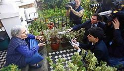 Toen Doris Lessing thuis kwam, stonden de media haar op te wachten. Dus hield ze audiëntie op de stoep.reuters<br>