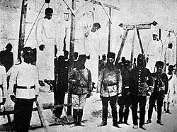 Ottomaanse soldaten poseren voor een groep opgeknoopte Armeniërs in Alep, in 1915. AFP<br>