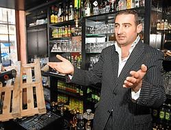 Peter Petrossian, de eigenaar van het vernielde café: 'Ze hadden het duidelijk op mij gemunt. Een van de jongeren schreeuwde dat ik een Armeniër was en dat ze me moesten pakken.'Marc Herremans<br>