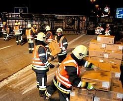 De brandweer van Arendonk was uren zoet met het uitladen van de vrachtwagen. Het ging om paletten met LCD-computerschermen, 3.000 liter vloeistof en dozen.Ton Wiggenraad