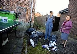 Maria Claes en Willy Meeus, de buren van Jeugdhuis Contact, vragen een oplossing voor het afval en de andere baldadigheden.Jef Collaer<br>