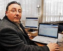 Directeur Pascal Servaes toont de computertoepassing waarmee ouders de schoolresultaten van hun kroost kunnen raadplegen via het internet. Isabelle Vanhassel<br>