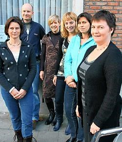 De thuisbegeleiders van 't Kompas (op de foto Myriam Verhas, Tom Raick, Astrid Vermeiren, Antigoni Tsimbiropoulos, Matianne Peelman en Bene Defleur) krijgen enkele gezinnen toebedeeld en bezoeken die minstens één keer per week.Emiel Vermeir