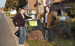 Marnik Verhaeghe (deskundige werkplaatsen) en Giovanni Vandewaetere (groenambtenaar) staan bij de korven onder de door motten aangetaste bomen. Stefaan Beel<br>