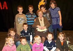 Berta Sterckx is apetrots op haar elf achterkleinkinderen in de gemeentelijke basisschool van Eindhout. Louis Verbraeken