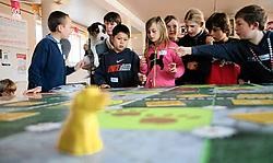 Met het gezelschapsspel 'Op Honddekkings-<br>tocht' kan je alles leren over je huisdier. Mine Dalemans<br>