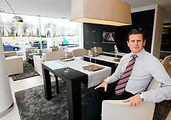 Steven Sleuyter in het eerste doorkijkappartement aan onze kust.<br> Peter Maenhoudt