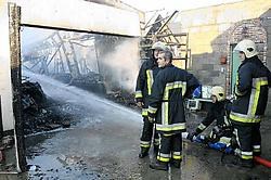 De brandweer kon verhinderen dat de vlammen oversloegen naar de woningen<br> in de buurt.<br>Eddy Van Ranst