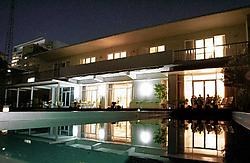 Eind 2006 kocht een Japans consortium met Mitsubishi de Belgische ambassade in Tokio voor 419,6 miljoen euro. Het was een ferme opsteker voor de begroting van de regering-Verhofstadt. Midden november wordt de 'old embassy' afgebroken en begint er een hoog