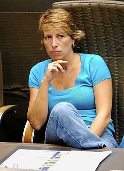 Dat Caroline Gennez zichzelf naar de tribune verbant, houdt in dat ze een podium verliest om haar politieke ster af en toe te kunnen oppoetsen.Pol De Wilde<br>