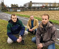Schepen van Sport Frank Duhamel (midden) en sportfunctionarissen Stijn Werbrouck (rechts) en Francis Kerckhof bij het VTI in Emelgem waar nieuwe sporthal komt.Stefaan Beel