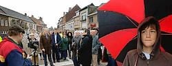Het gemeentebestuur wandelde de vernieuwde Algoetstraat in. Daarna kon het verkeer na zes maanden weer door. Yvan De Saedeleer