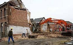 Aan de Overwinningsstraat en de Oude Dendermondsestraat sloopt OTV woningen om er een woon- en zorgcentrum te bouwen. Eddy Van Ranst