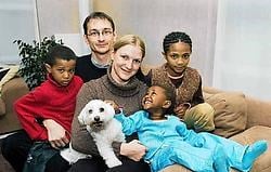 De twee zusjes Kedist(10) en Tsion(3) en hun broertje Haile(7) blijven samen dankzij Peter Deltour en Nadège Debeer.Stefaan Beel