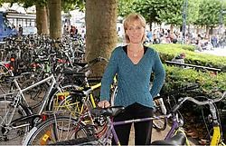 Karin Temmerman: <br>'Ik wil een Fietsfonds oprichten. Doel zou zijn om de fietsroutes nog beter te beveiligen en ze ook duidelijker aan te duiden.'<br>Frederiek<br>Vande Velde