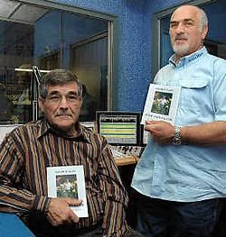 Auteur Maurice Claes en Radio Ham-voorzitter Mathieu Mondelaers met het boek 'Puur Natuur-lijk'. Gert Devocht<br>