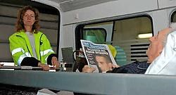 Patiënt André Vannobel uit Vleteren blijft gewoon onze krant lezen terwijl hij van het Poperingse Mariaziekenhuis naar het Jan Ypermanziekenhuis in Ieper verhuist. Tanith Constant