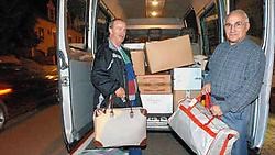 Jean-Marie Cockmartin en Karel Groseman stouwen het busje vol met hulpgoederen.Yvan De Saedeleer<br>