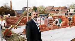 'In totaal komen hier twaalf woningen in half open bebouwing, twee in gesloten bebouwing en achttien appartementen', legt schepen Alex Ruebens uit. Vacas